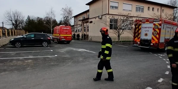 pompieri interventie elevi evacuați dintr o școală Foto Replica Online jpeg