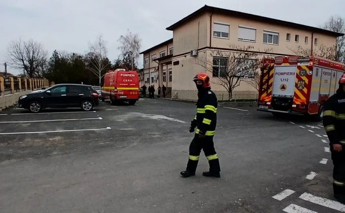 Elevi și profesori evacuați dintr-o școală Foto: Replica Online