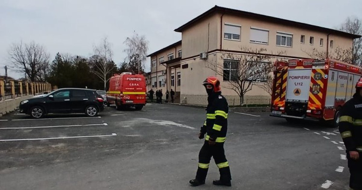 Peste 270 de elevi şi profesori, evacuați dintr-o școală din cauza unor produse de curățenie