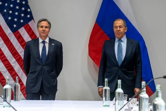 Secretarul de stat al SUA, Antony Blinken (stânga), îl întâmpină pe ministrul rus de externe, Sergey Lavrov, când sosesc la o reuniune pe marginea Summit-ului ministerial al Consiliului Arctic, la Sala de concerte Harpa din Reykjavik, Islanda, 19 mai 2021. FOTO EPA-EFE