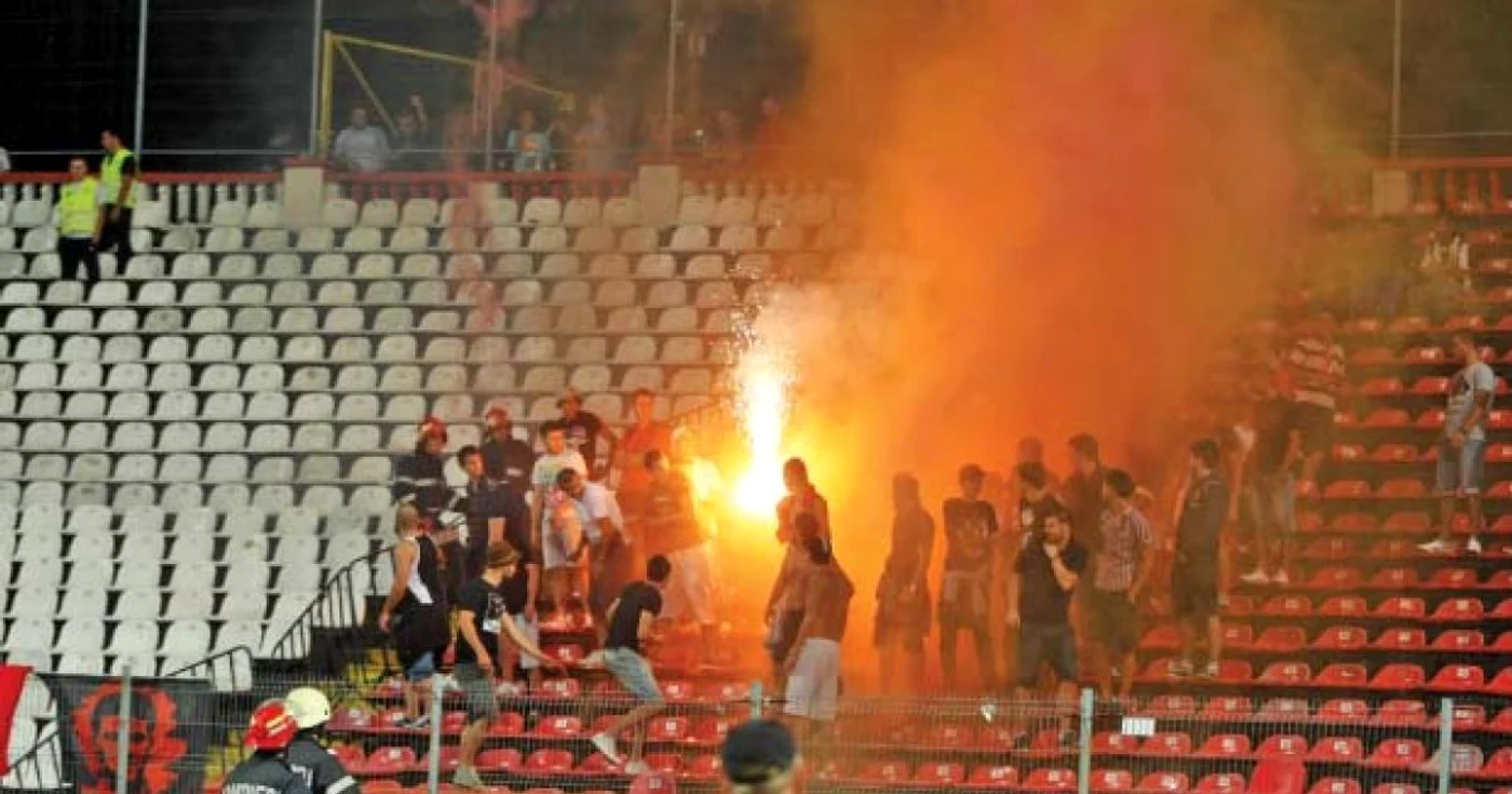Fanii dinamovişti au fost evacuaţi din stadion după ce au aruncat cu torţe în teren  