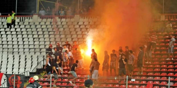 Fanii dinamovişti au fost evacuaţi din stadion după ce au aruncat cu torţe în teren  