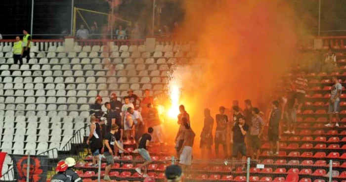 Fanii dinamovişti au fost evacuaţi din stadion după ce au aruncat cu torţe în teren
