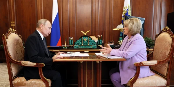 Vladimir Putin si Ela Pamfilova FOTO EPA EFE jpg