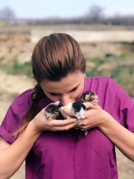 Medicul veterinar Andreea Pribilean adoră micile feline. FOTO Arhivă personală