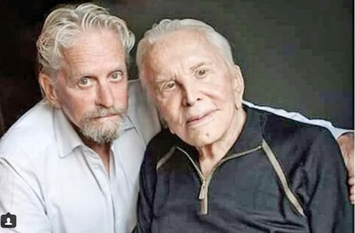 Michael Douglas alături de tatăl său, celebrul Kirk Douglas 