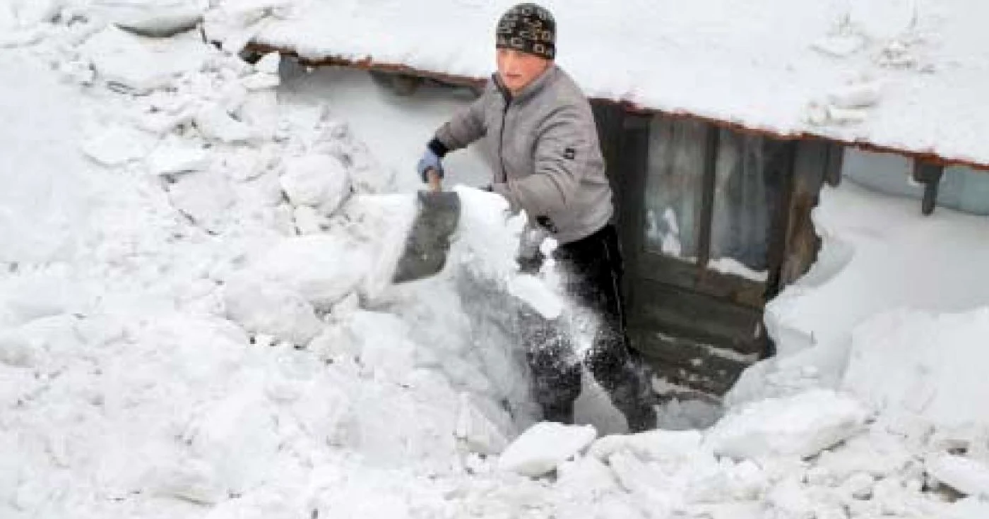 În multe judeţe, oamenii au săpat tranşee pentru a ieşi din casă Foto: Adevărul