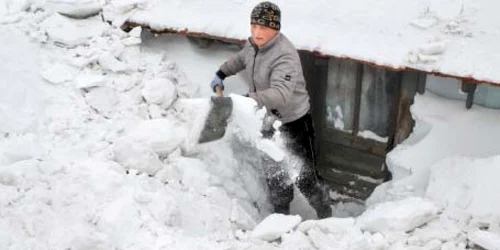 În multe judeţe, oamenii au săpat tranşee pentru a ieşi din casă Foto: Adevărul