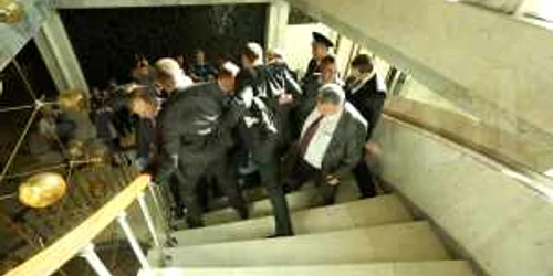 Deputații comuniști s-au luat la bătaie cu Serviciul Pază de Stat