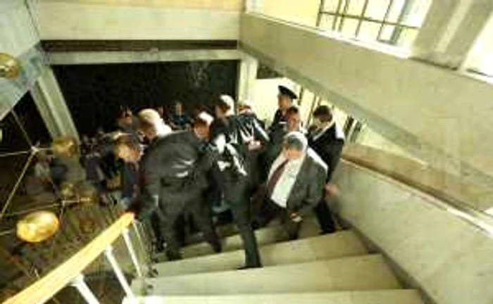 Deputații comuniști s-au luat la bătaie cu Serviciul Pază de Stat