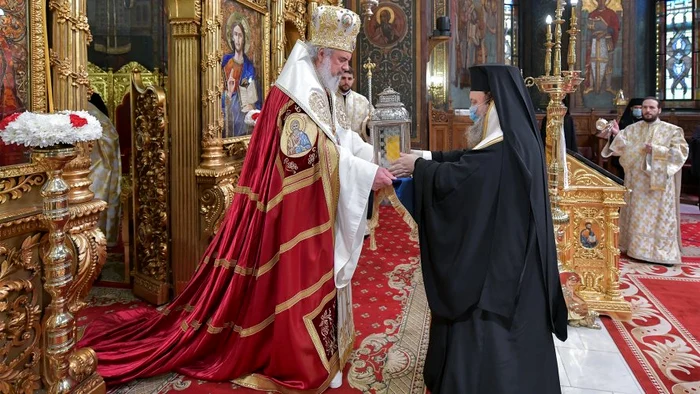 Momentul în care Patriarhul Daniel a primit în 2021 Lumina Sfântă. Foto: basilica.ro