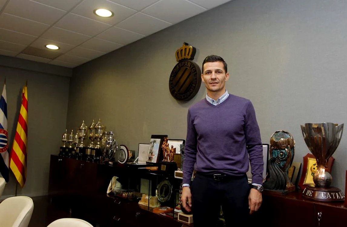
    Costel Gâlcă, în sala de trofee a clubului Espanol. Anul acesta n-are şanse să obţină vreunulFoto Click!  