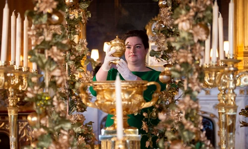 Pentru masa de sărbătoare, angajații au scos vesela și tacâmurile cumpărate de regina VIctoria în 1840 jpeg