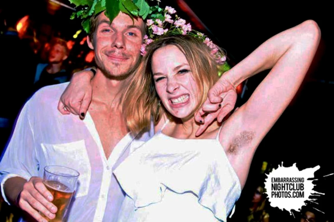 1. Blonda din imagine a uitat să se epileze la subraț