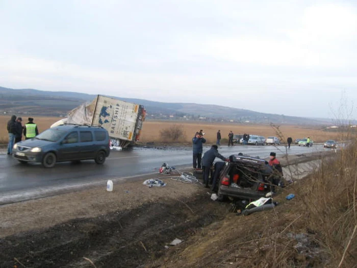 Trei dintre ocupanţii Skodei au murit pe loc, iar ceilalţi doi au fost grav răniţi Foto: Adevărul