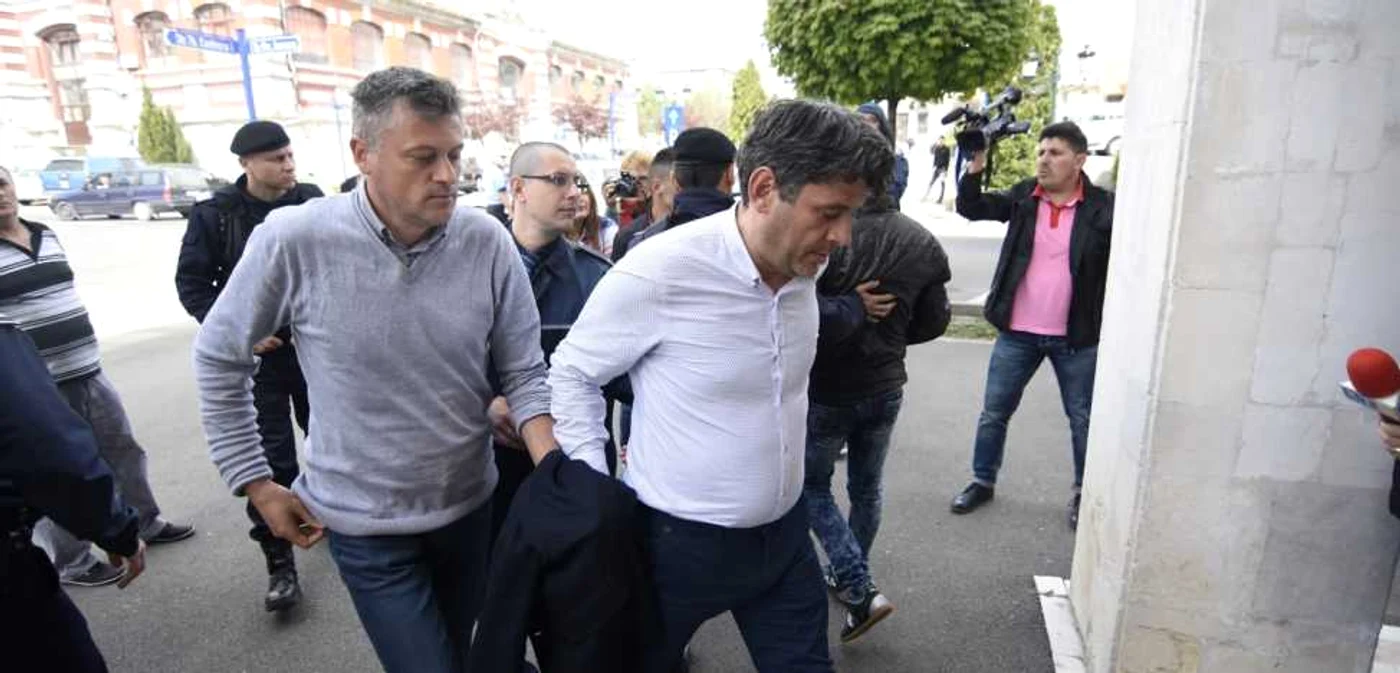 Primarul Lucian Coandă (foto dreapta) adus la Parchet FOTO Corina Macavei