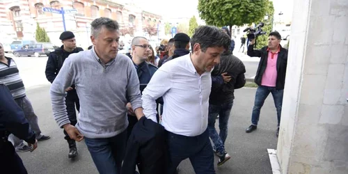 primar din mehedinti adus in catuse la parchet FOTO Corina Macavei 