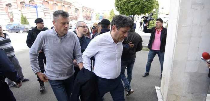 Primarul Lucian Coandă (foto dreapta) adus la Parchet FOTO Corina Macavei