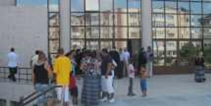 Rudele inculpaților din dosarul Mafiotu' au venit și azi la proces în număr mare