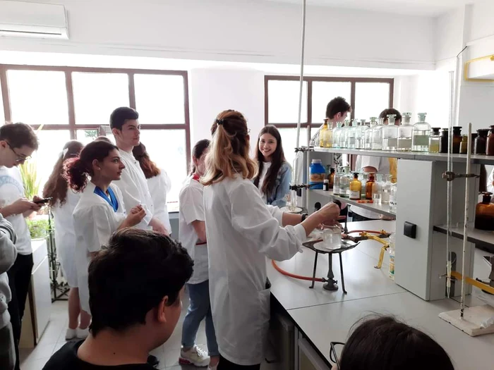 Săpunul, creat în laboratorul de la Chimie Farmaceutică FOTO: Rodica Dinică