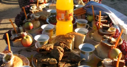 Praznicul pentru Moşii de Iarnă se săvârşeşte întotdeauna în sâmbăta ce precede săptămâna albă sau a brânzei