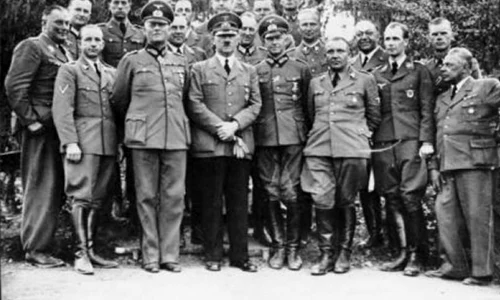 600 de fotografii cu Hitler, vândute pe milioane de euro jpeg