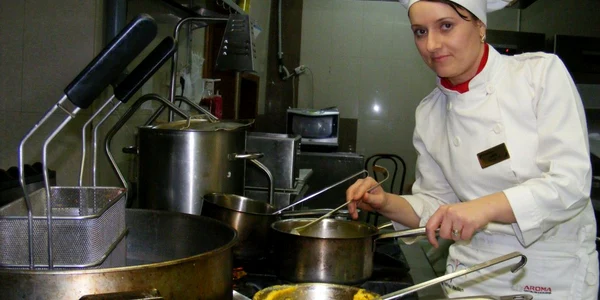 Georgeta Ivănuş prepară un sos picant