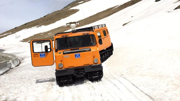 Pe Transalpina, zăpada ajunge şi la trei metri