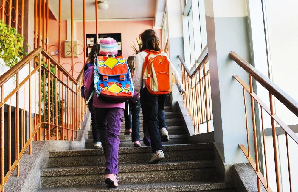 Greutatea ghiozdanelor cărate de elevi stârnește controverse: „Mă întreb dacă școala a făcut un parteneriat cu secțiile de reumatologie, ortopedie și neurologie”