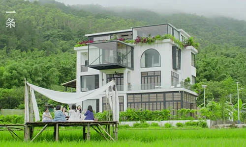 Şapte prietene şi au cumpărat o casă de vis în care să locuiască împreună când vor ieşi la pensie jpeg