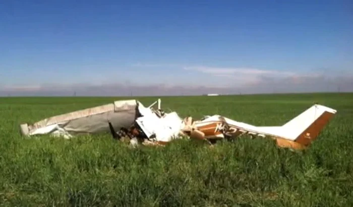 
    Pilotul avionului a fost distras de telefonul mobil Foto: Captură video  