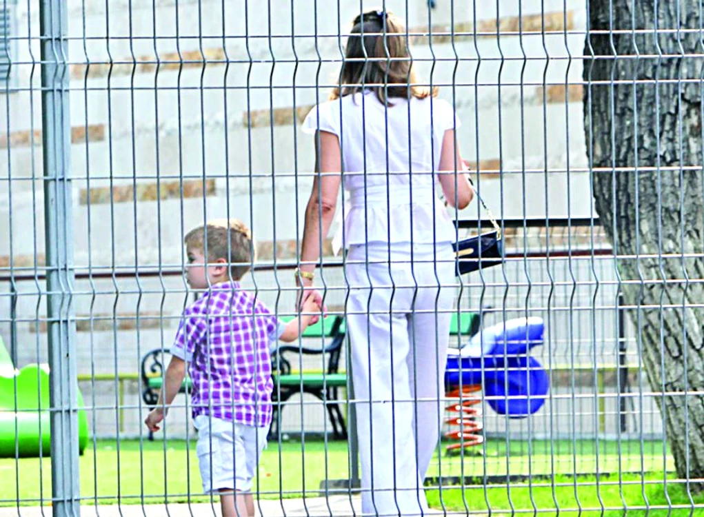 Mama şi fiul  se duc glonţ  la leagănele  din parc