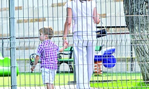 Mama şi fiul  se duc glonţ  la leagănele  din parc jpeg