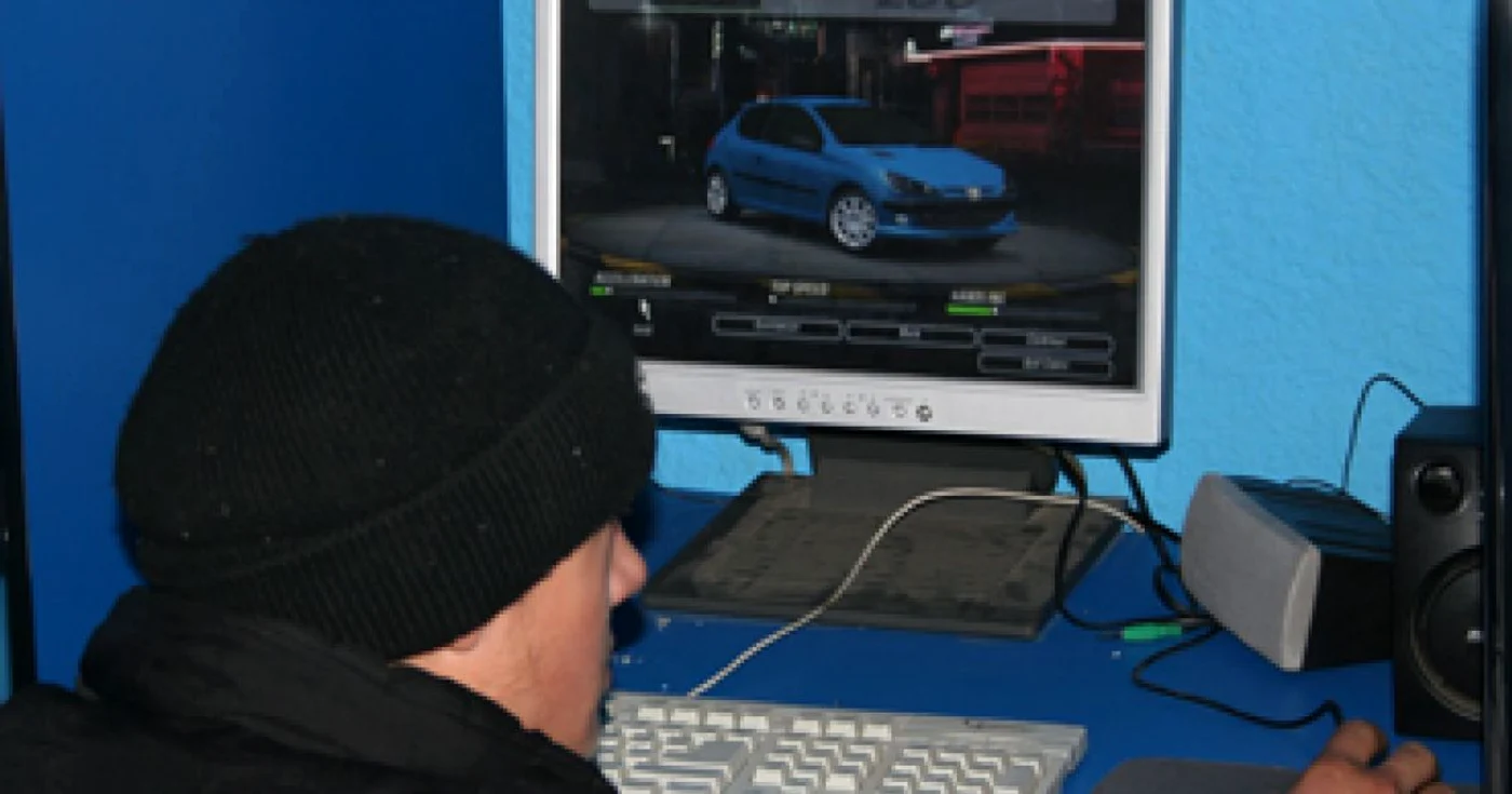 Un adolescent din Botoşani a venit la sala de internet pentru a se relaxa cu ajutorul unui joc cu maşini