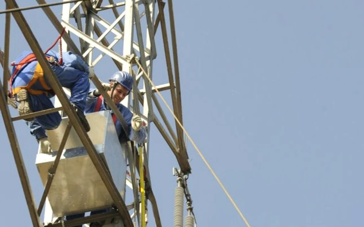 Lucrări ale reprezentanţilor Enel FOTO Arhivă Adevărul