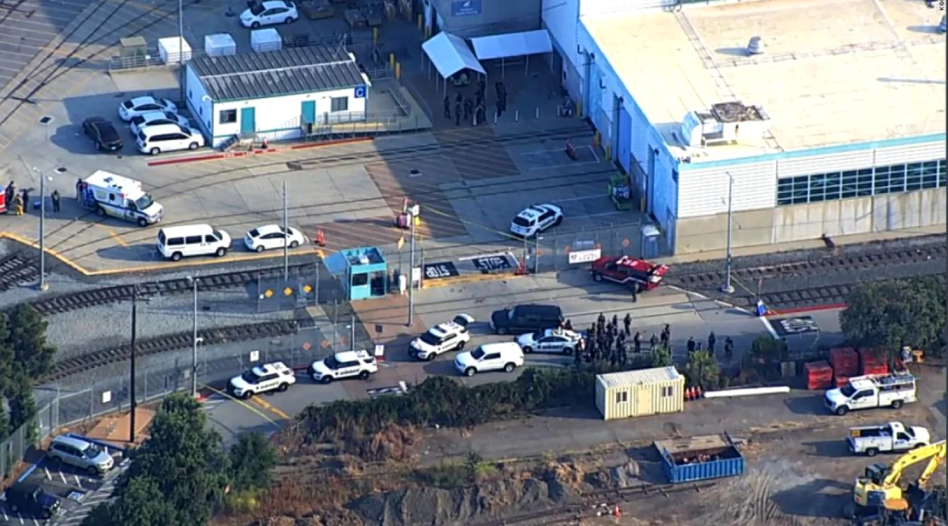 Cel puţin şase morţi după un atac armat la Morţi şi răniţi în California într-un atac armat în incinta unei companii de transport public FOTO via News.ro