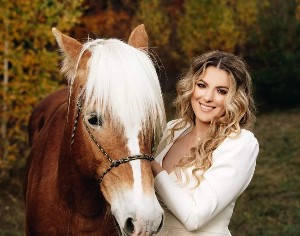 Lavinia a reluat lecțiile de echitație pentru noul clip