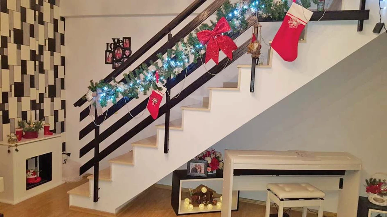 Şi-a înveselit scara interioară  cu decoraţiuni