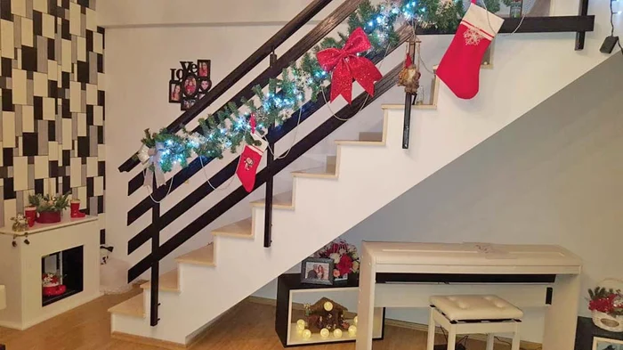 Şi-a înveselit scara interioară  cu decoraţiuni