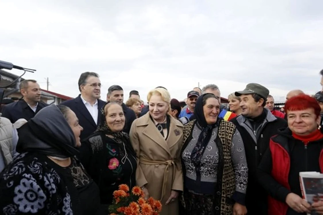 
    Viorica Dăncilă a fost duminică în judeţul Vrancea, iar prima oprire a fost la târgul din DumbrăveniFoto News.ro  