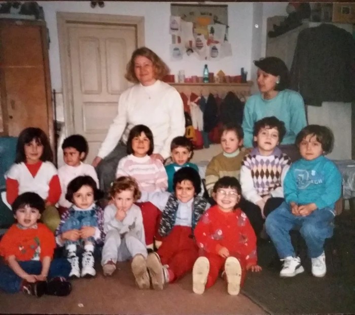 Profesoara alături de o parte dintre micuţii pe care i-a pregătit la şcoala specială Foto: Cornelia Mateiţă