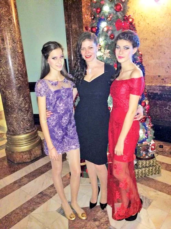 
    Gloria (14 ani) şi Rebecca  (17 ani) îi seamănă  leit Ritei Mureşan (Foto: Arihivă personală)  