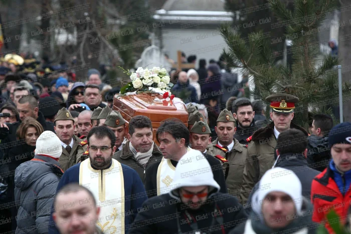 Irina, fiica lui Adrian Iovan, în lacrimi la înmormântarea tatălui ei (Foto: Sever Gheorghe)