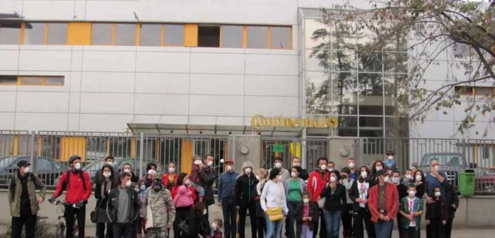 Câteza zeci de timişoreni s-au adunat în faţa fabricii Continental FOTO: Ştefan Both