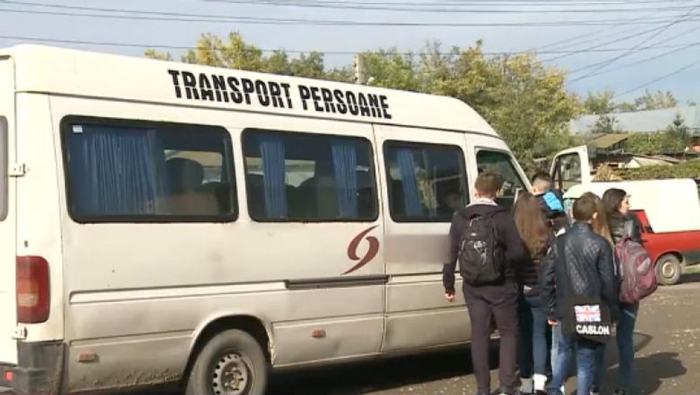 „Vreți să bravați, dar nu așa”. Profesoară revoltată de comportamentul elevilor în mijlocul de transport