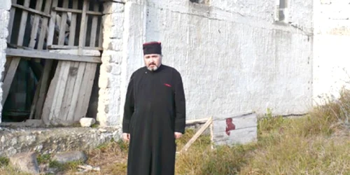 Preotul Dumitru Hirghiligiu a oprit lucrările la biserica din „Tinereţii“