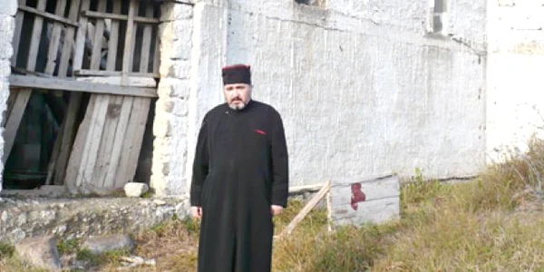 Preotul Dumitru Hirghiligiu a oprit lucrările la biserica din „Tinereţii“