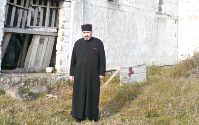 Preotul Dumitru Hirghiligiu a oprit lucrările la biserica din „Tinereţii“