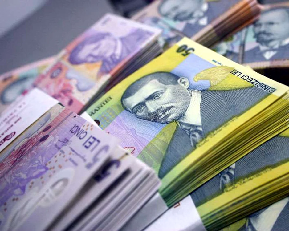 
    Începând cu 2010, femeia a luat diferite sume de bani din casierie  