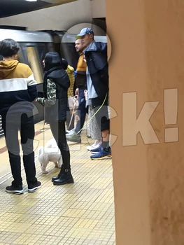 David Popovici așteaptă metroul. Sursa: Click!